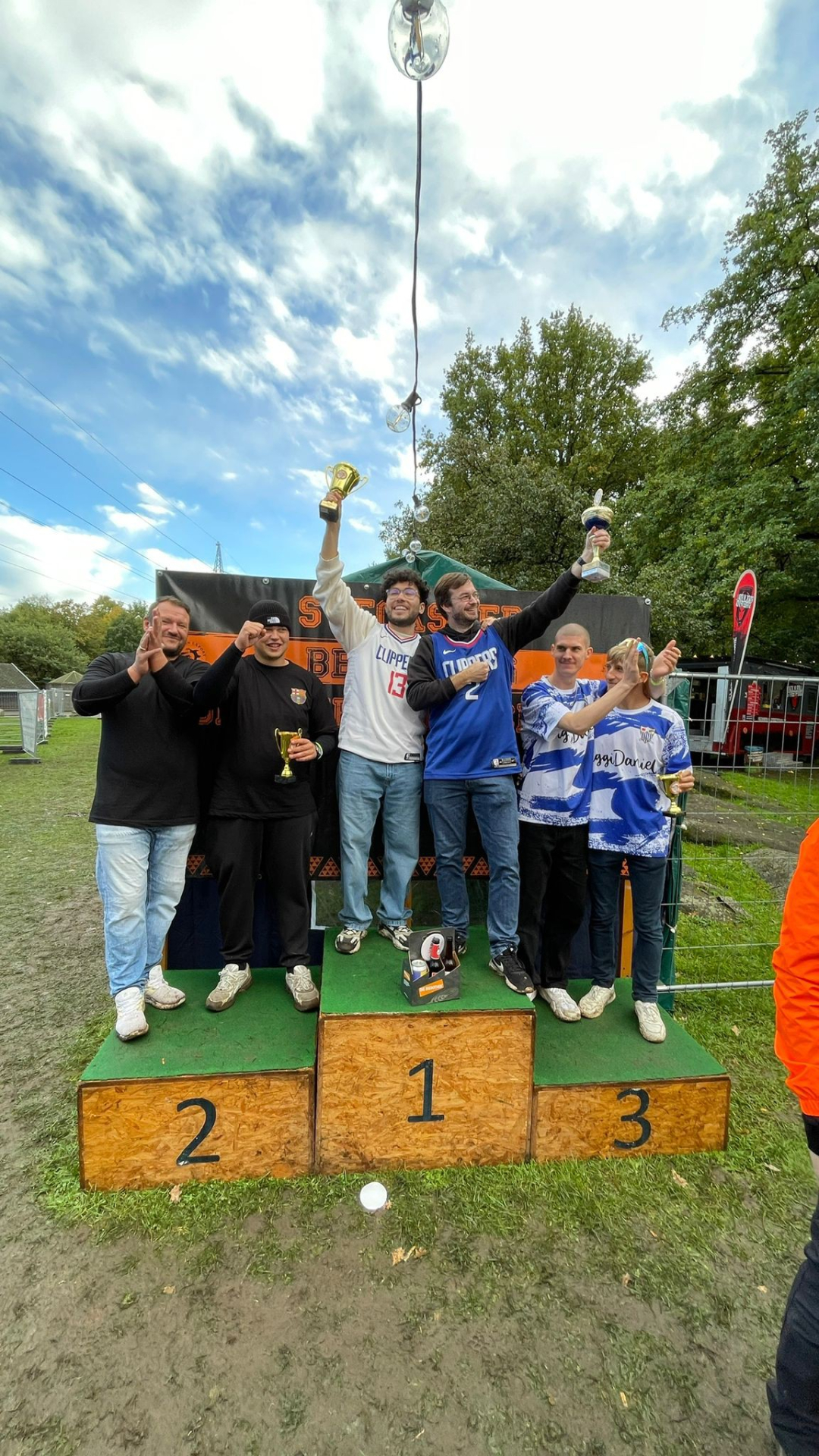 Die Sieger der 5.Steckster Beerpong Ortsmeisterschaft 2025

Links.2.Platz FC Beercelona
Mitte 1.Platz Stickcity Heat 
Rechts 3.Platz Steckster Gadde
